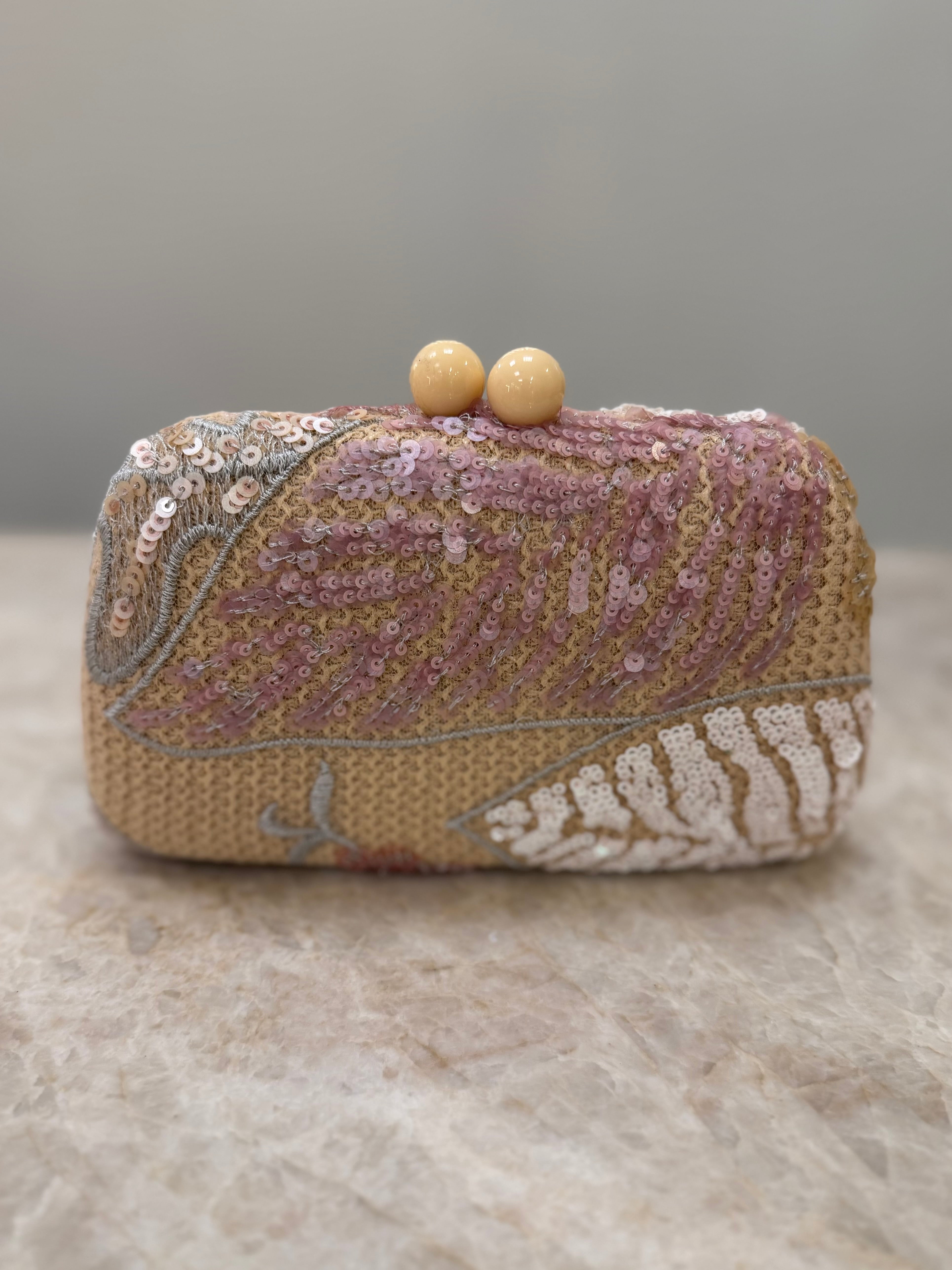 CLUTCH PALHA CHAMPAGNE COM BORDADO