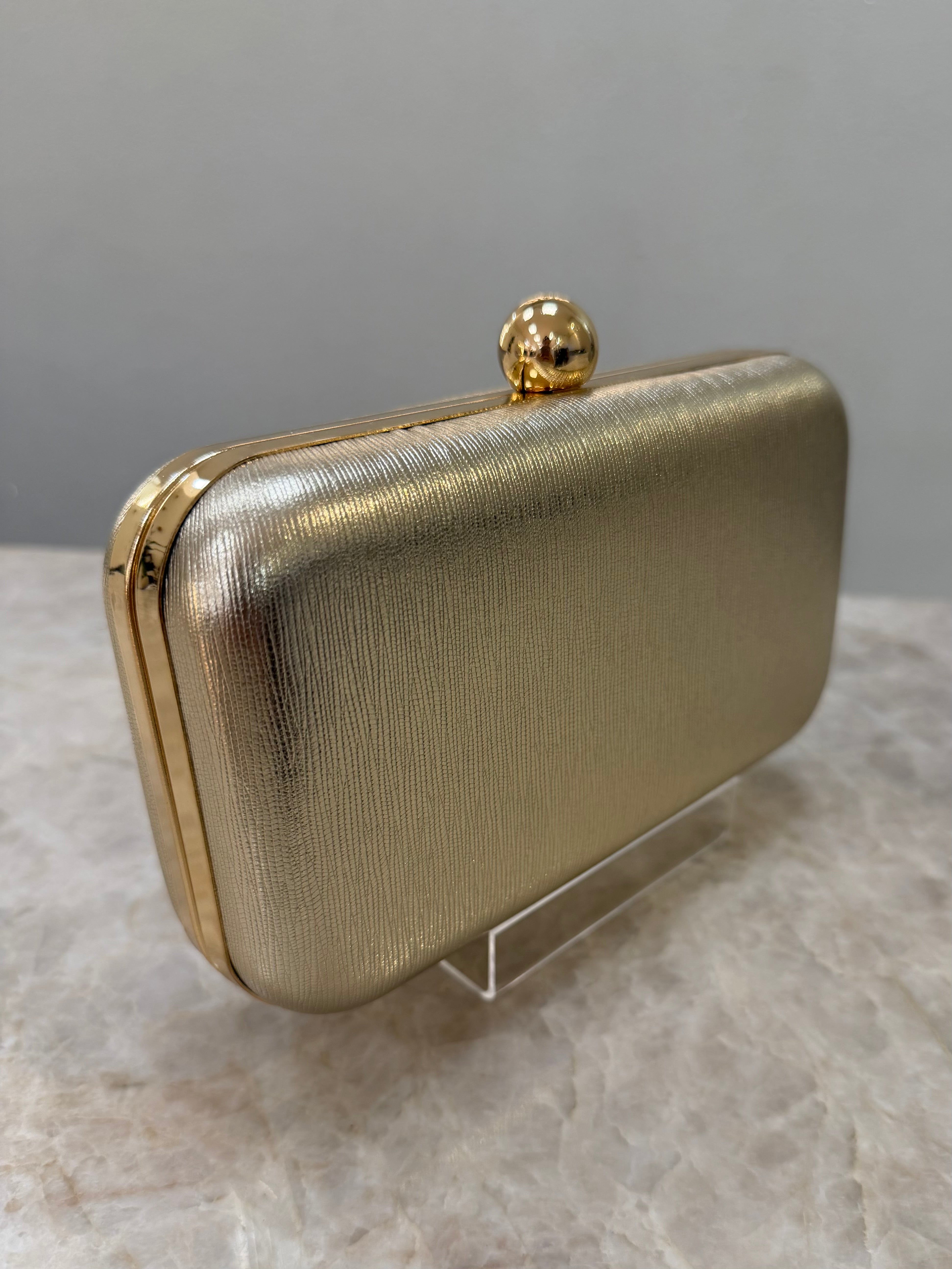 CLUTCH COURINO TEXTURIZADO DOURADA