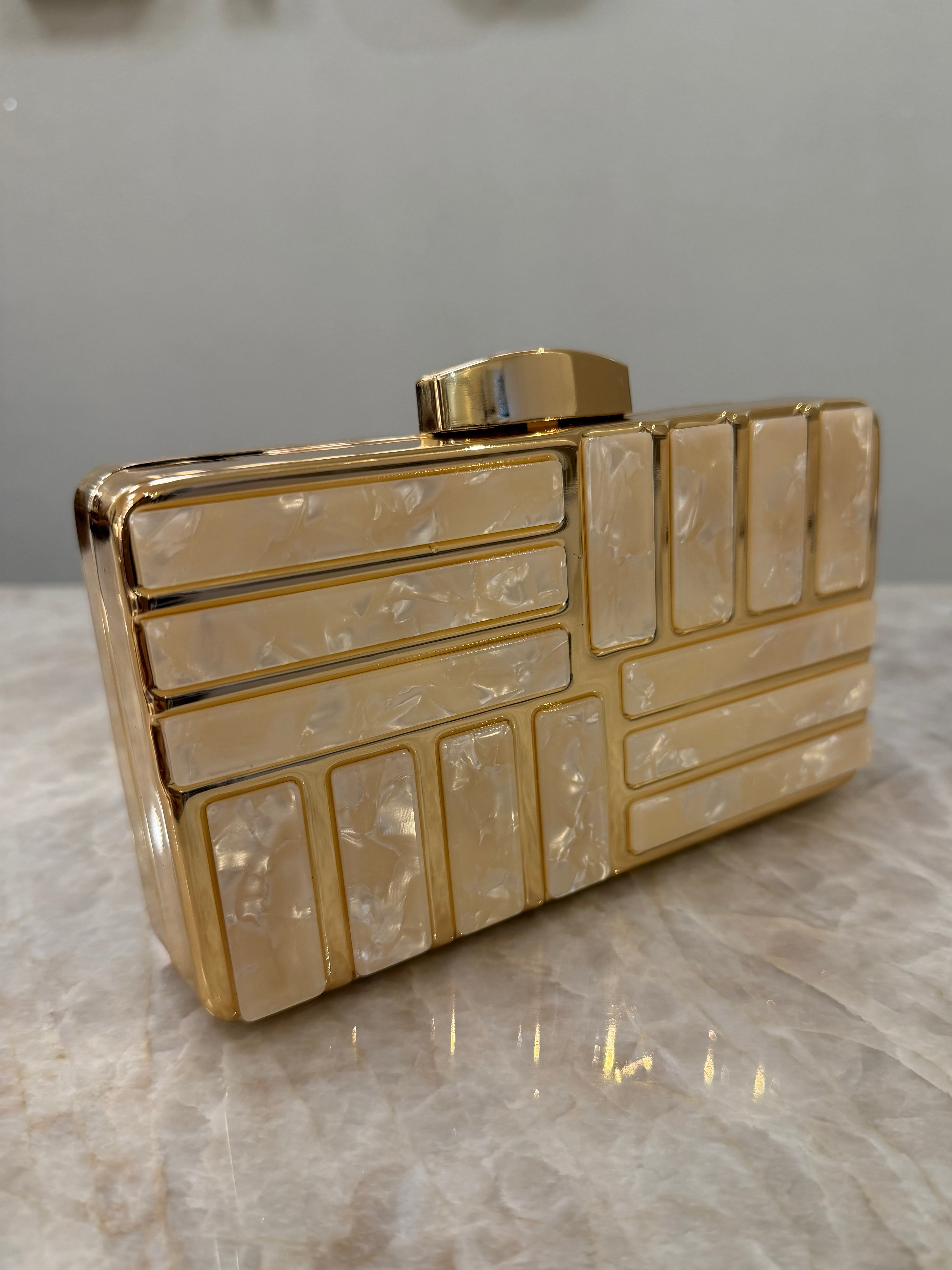 CLUTCH METAL DOURADA COM ACRÍLICO PEROLADO