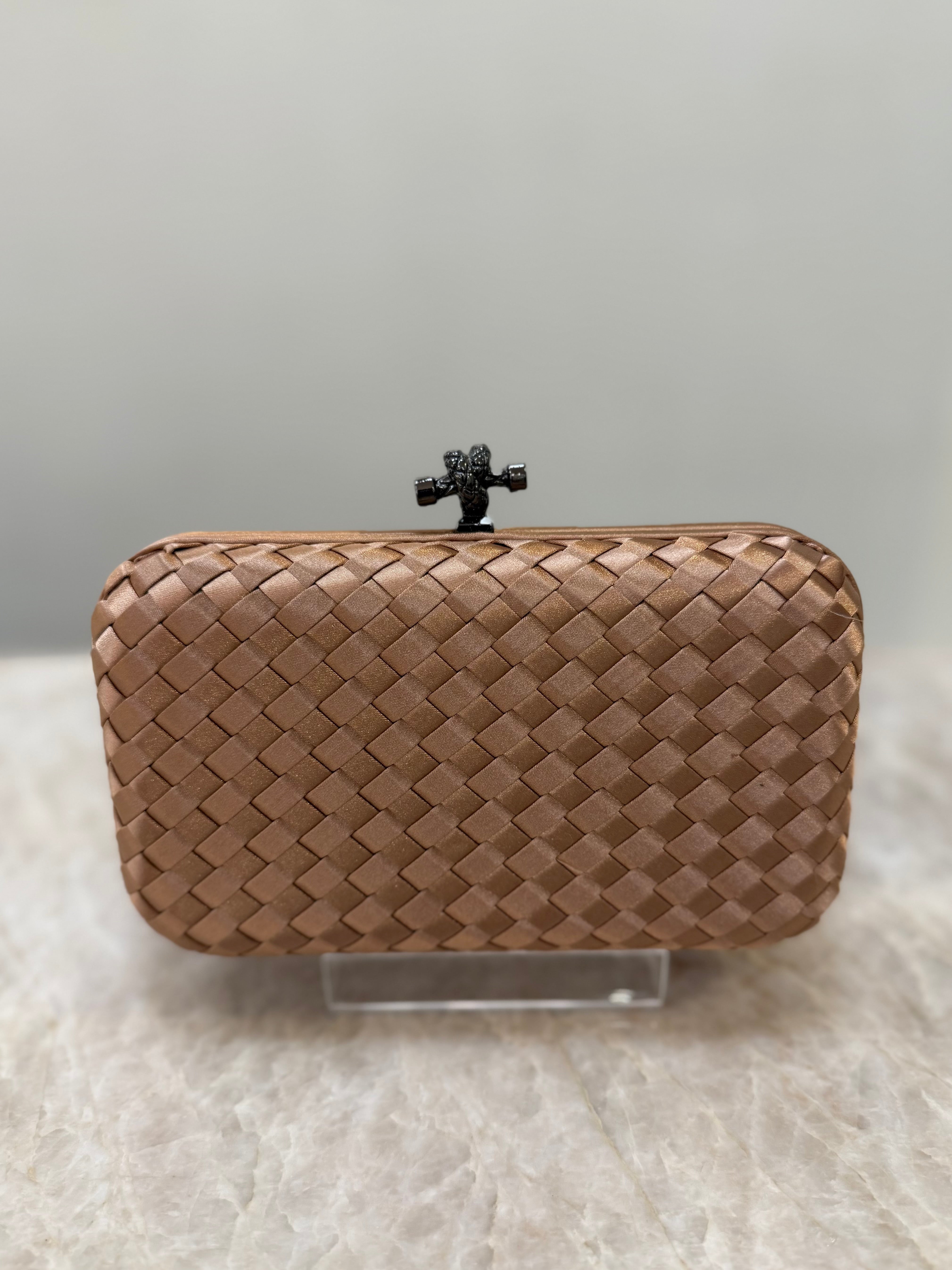 CLUTCH TRANÇADA CETIM NUDE