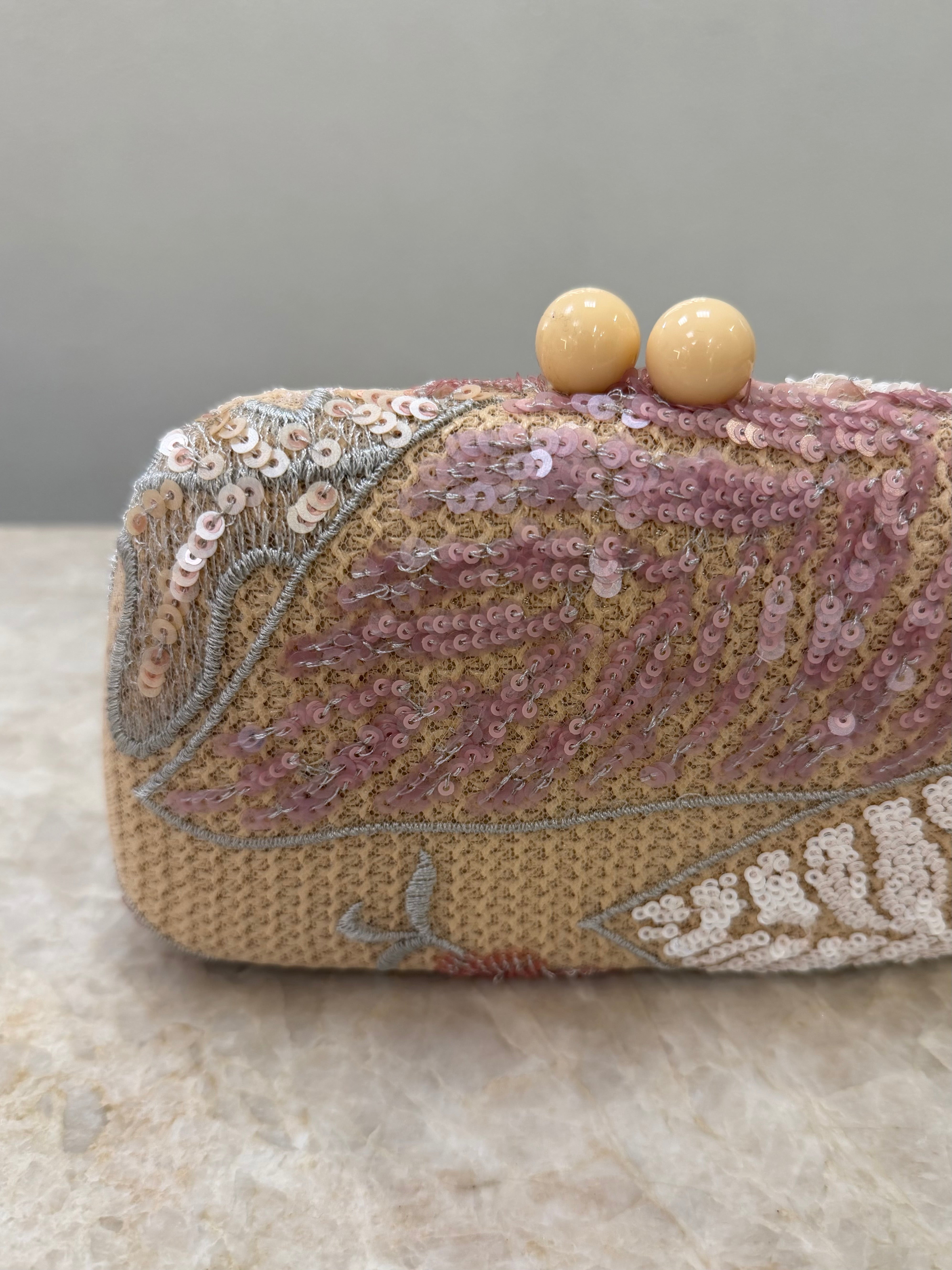 CLUTCH PALHA CHAMPAGNE COM BORDADO