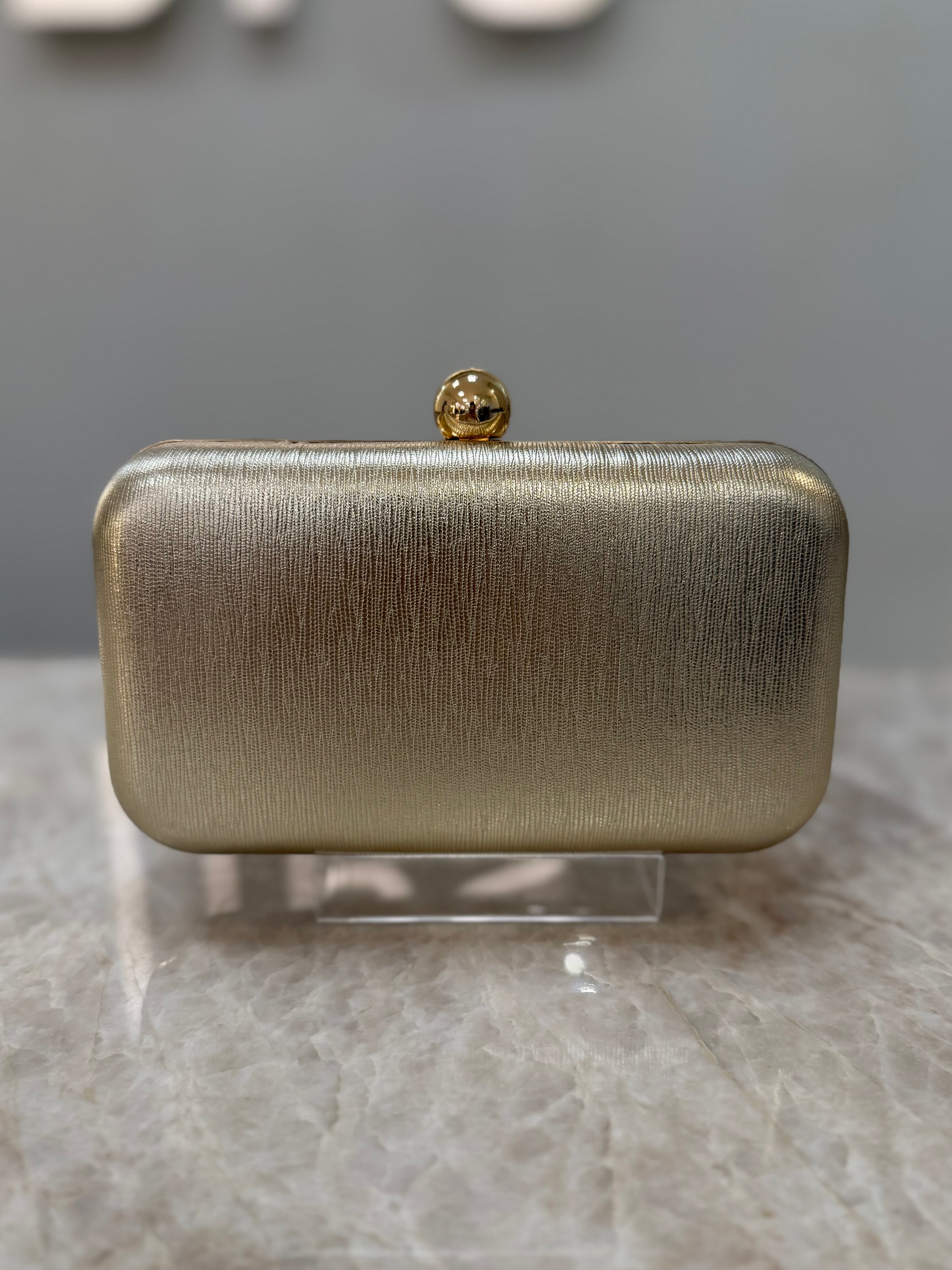 CLUTCH COURINO TEXTURIZADO DOURADA