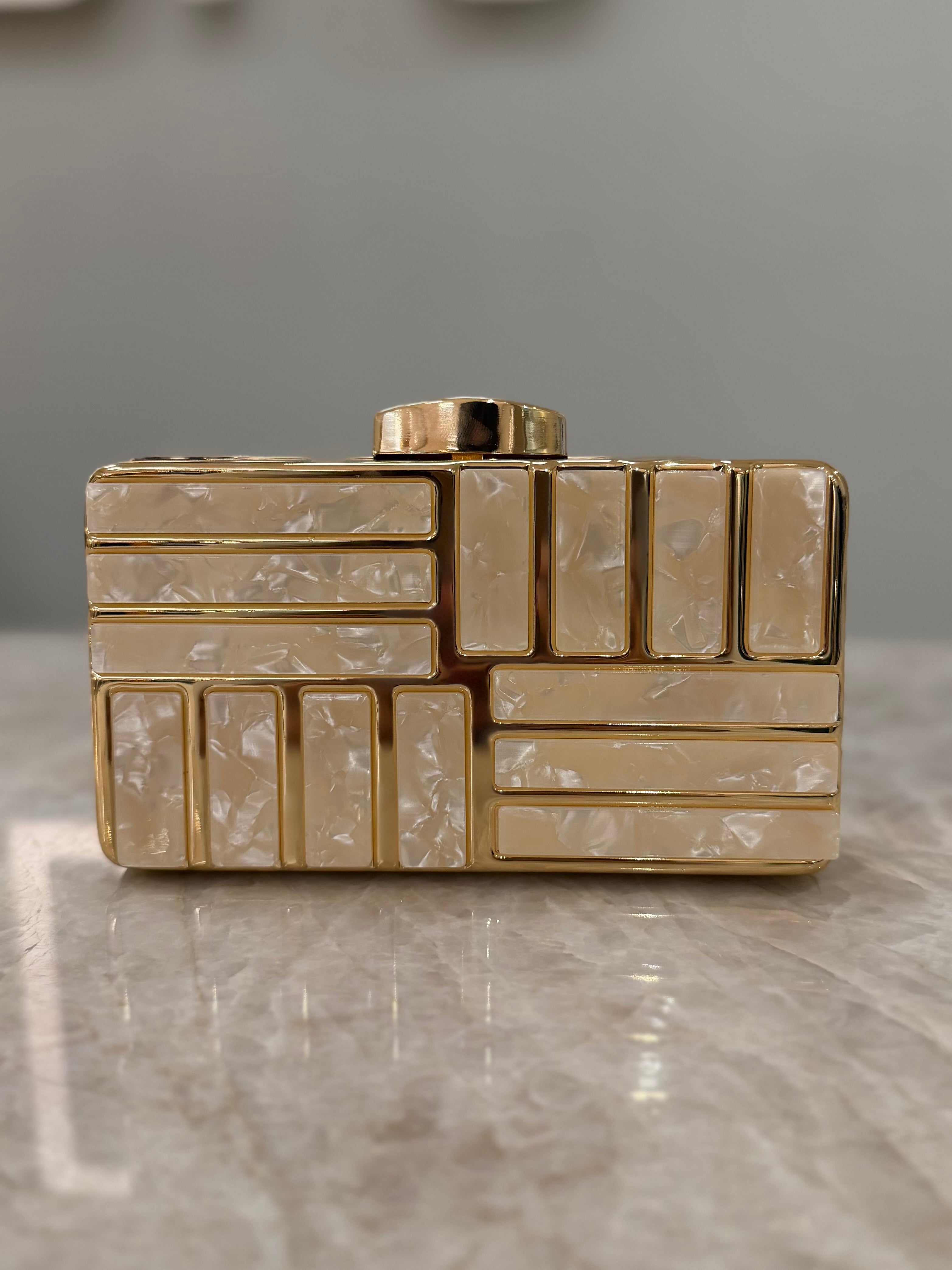 CLUTCH METAL DOURADA COM ACRÍLICO PEROLADO