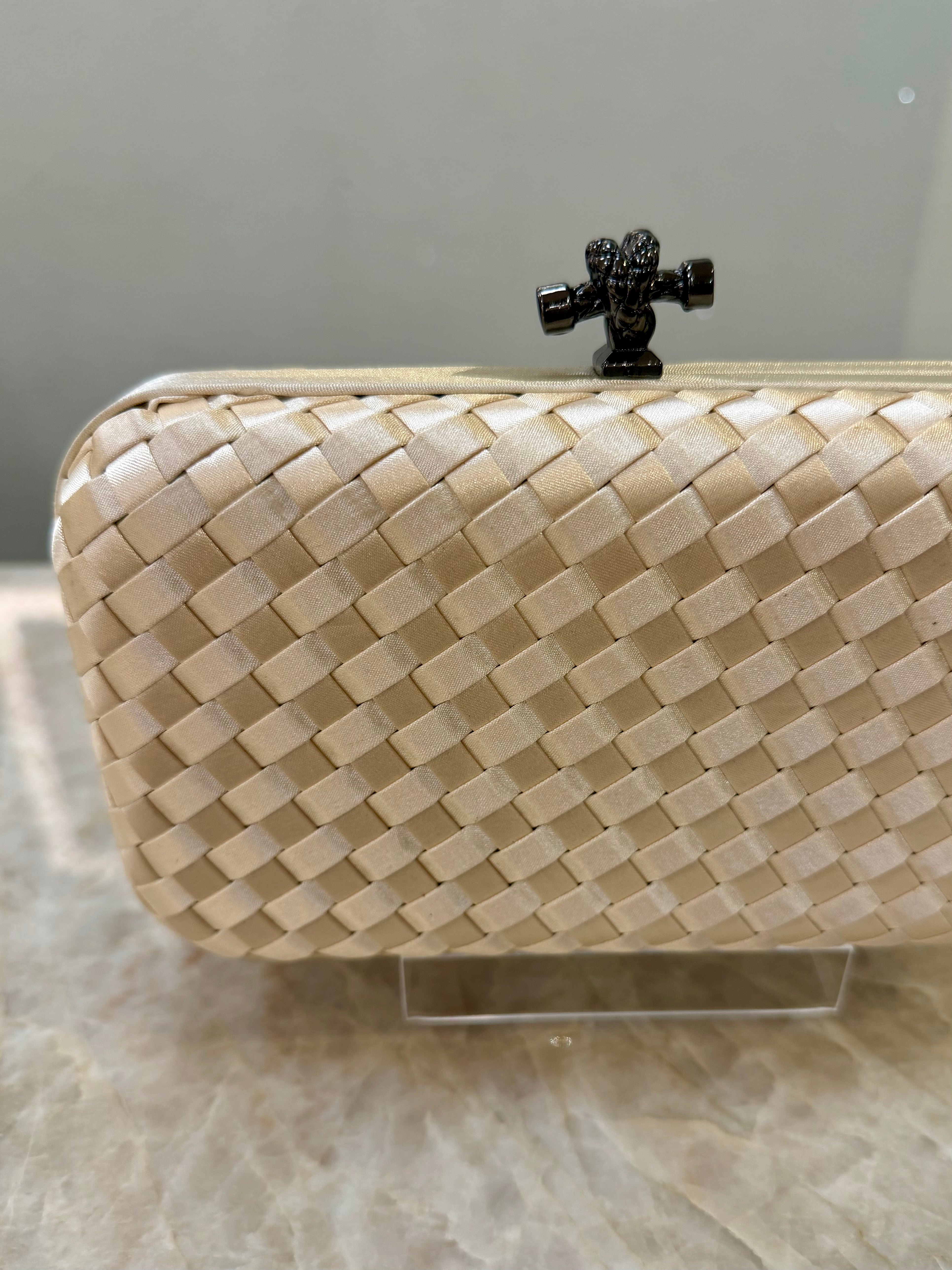 CLUTCH TRANÇADA CETIM CHAMPAGNE