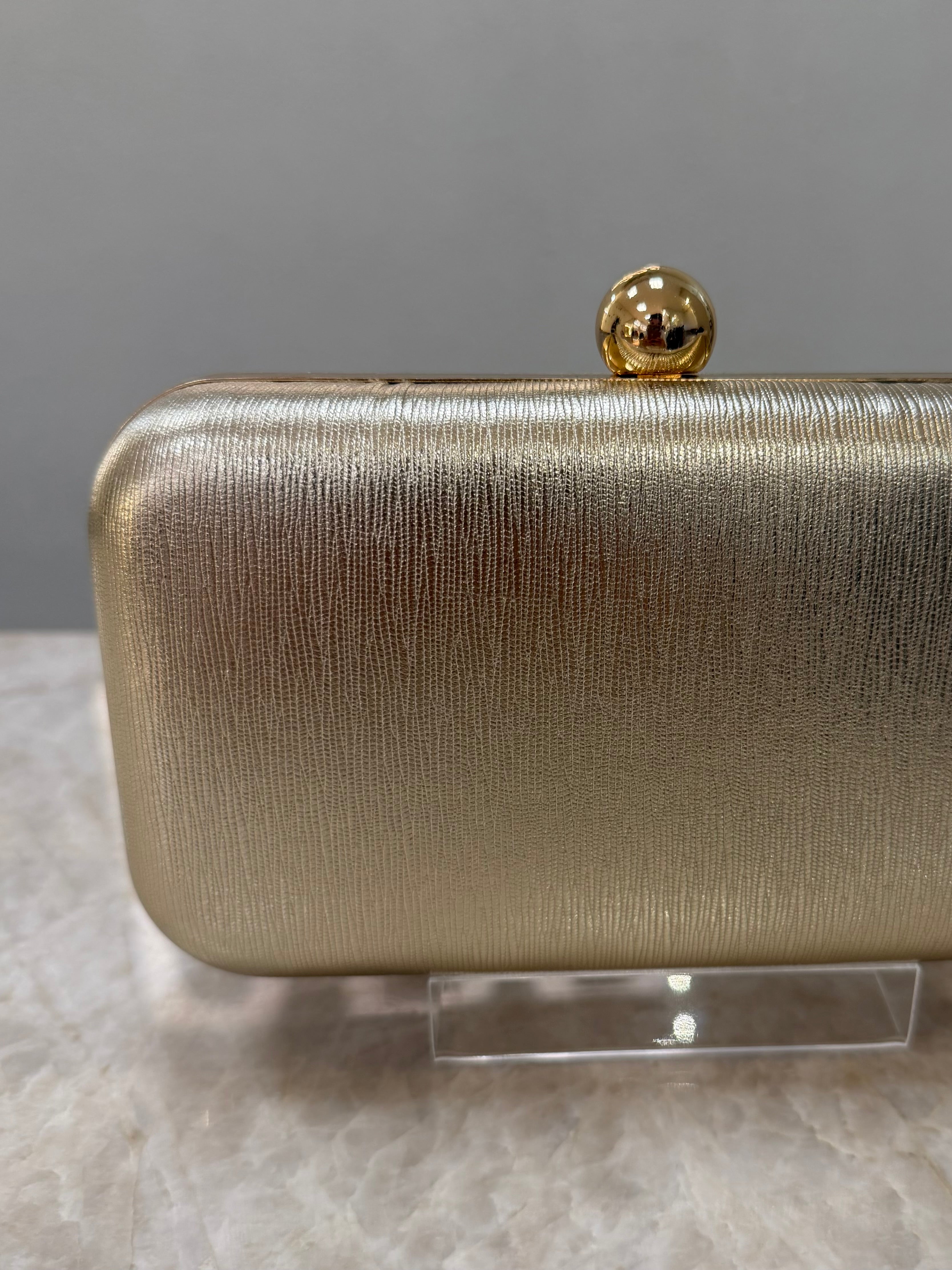 CLUTCH COURINO TEXTURIZADO DOURADA