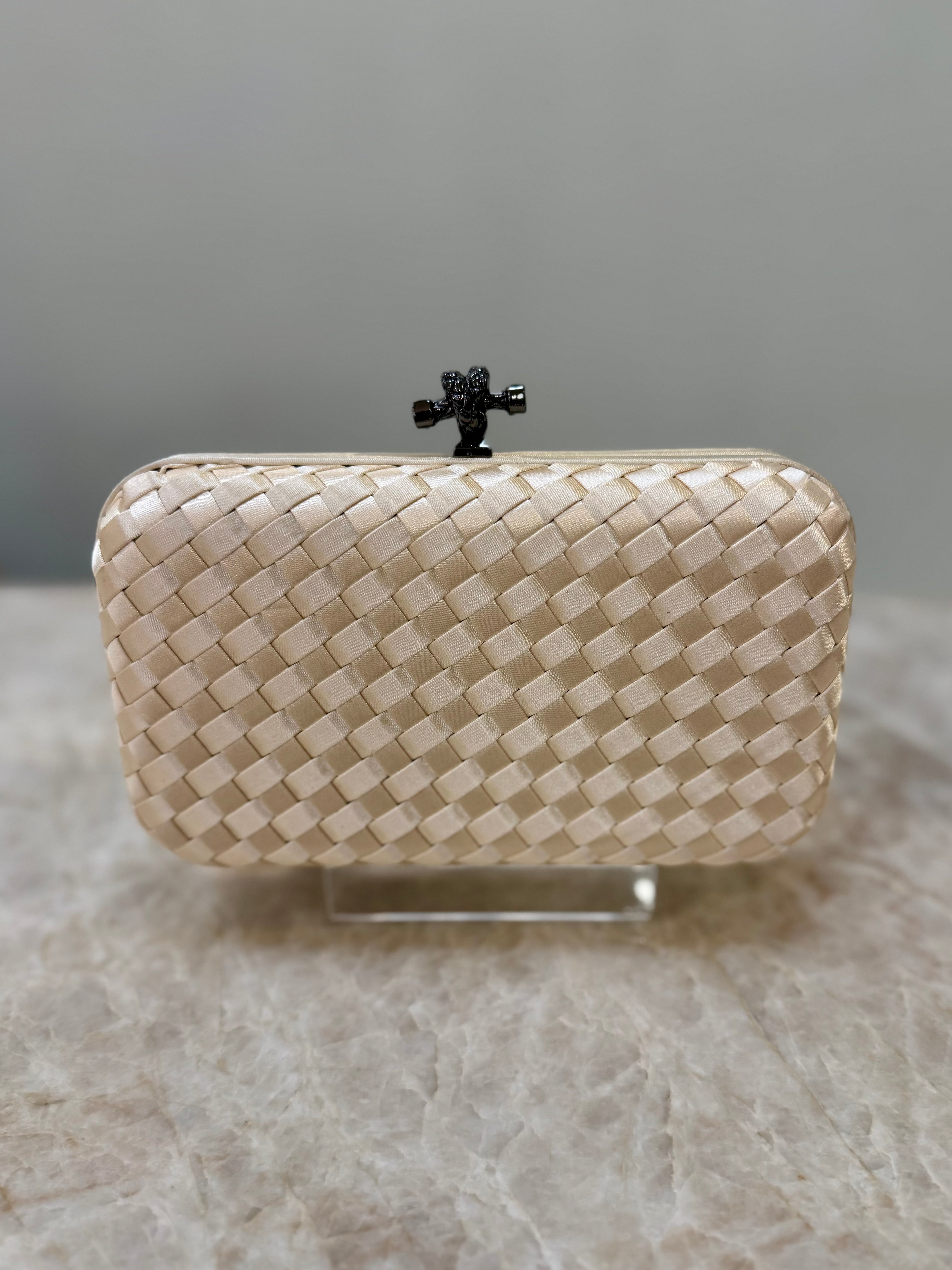 CLUTCH TRANÇADA CETIM CHAMPAGNE