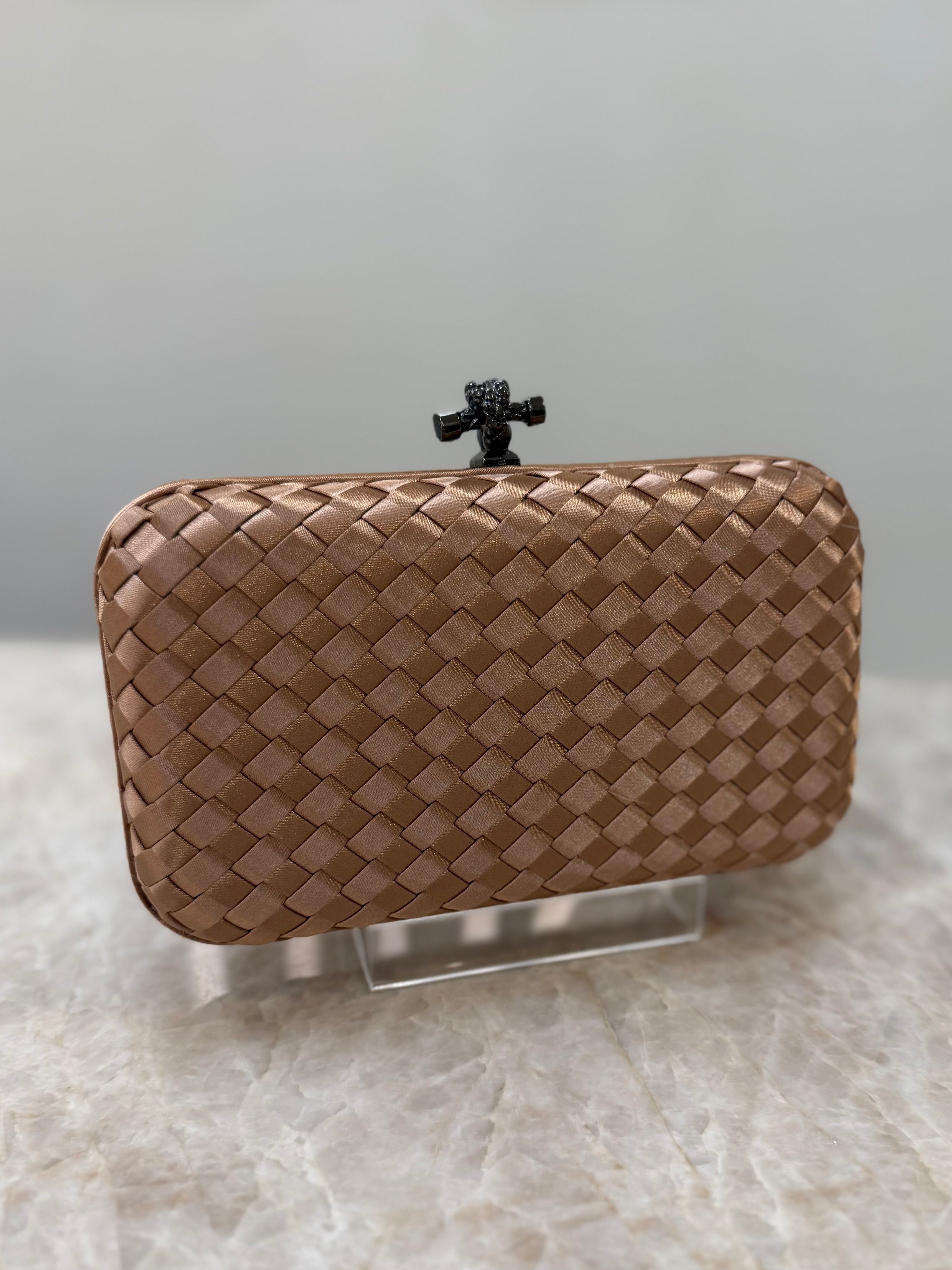 CLUTCH TRANÇADA CETIM NUDE