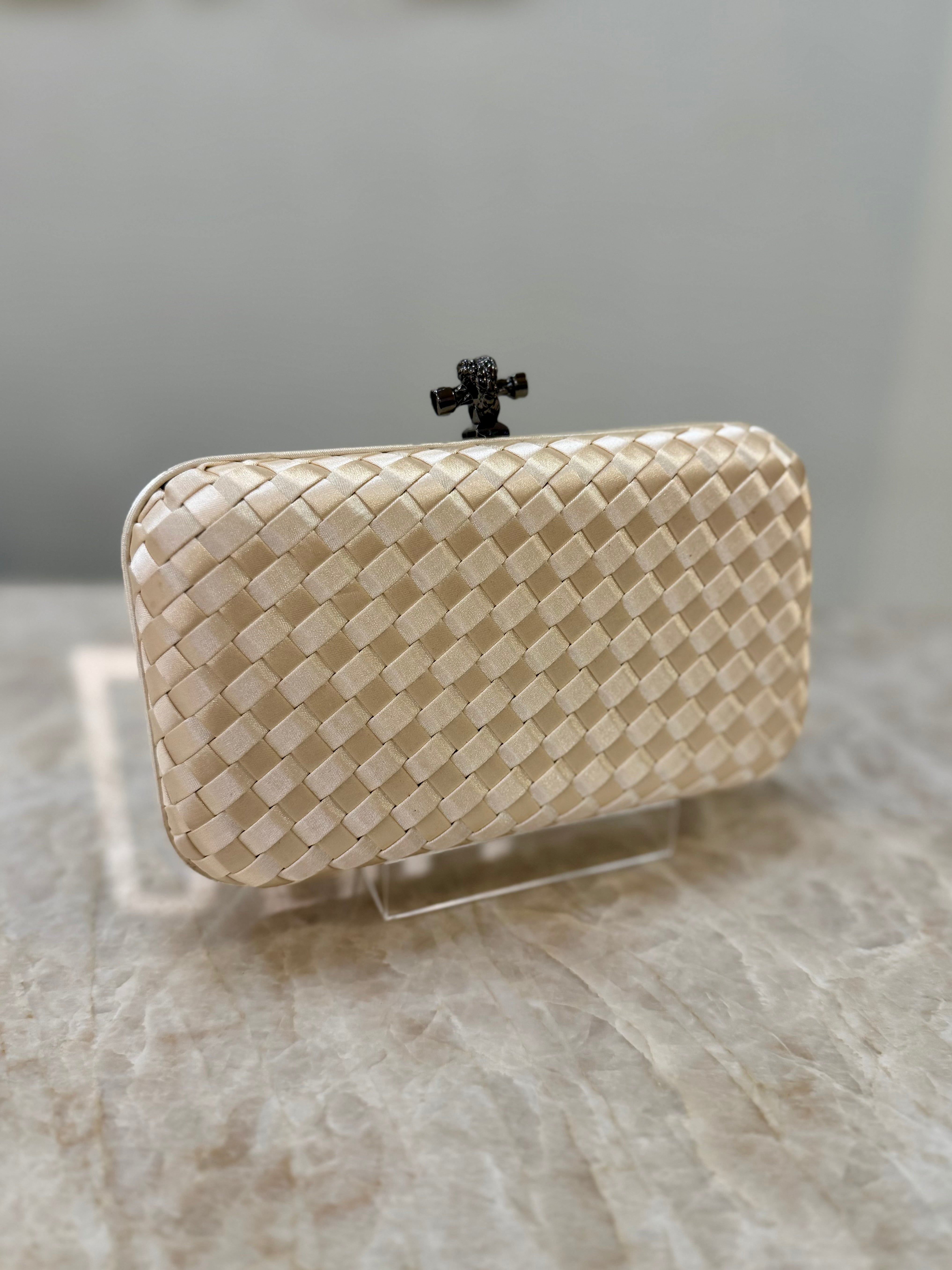 CLUTCH TRANÇADA CETIM CHAMPAGNE