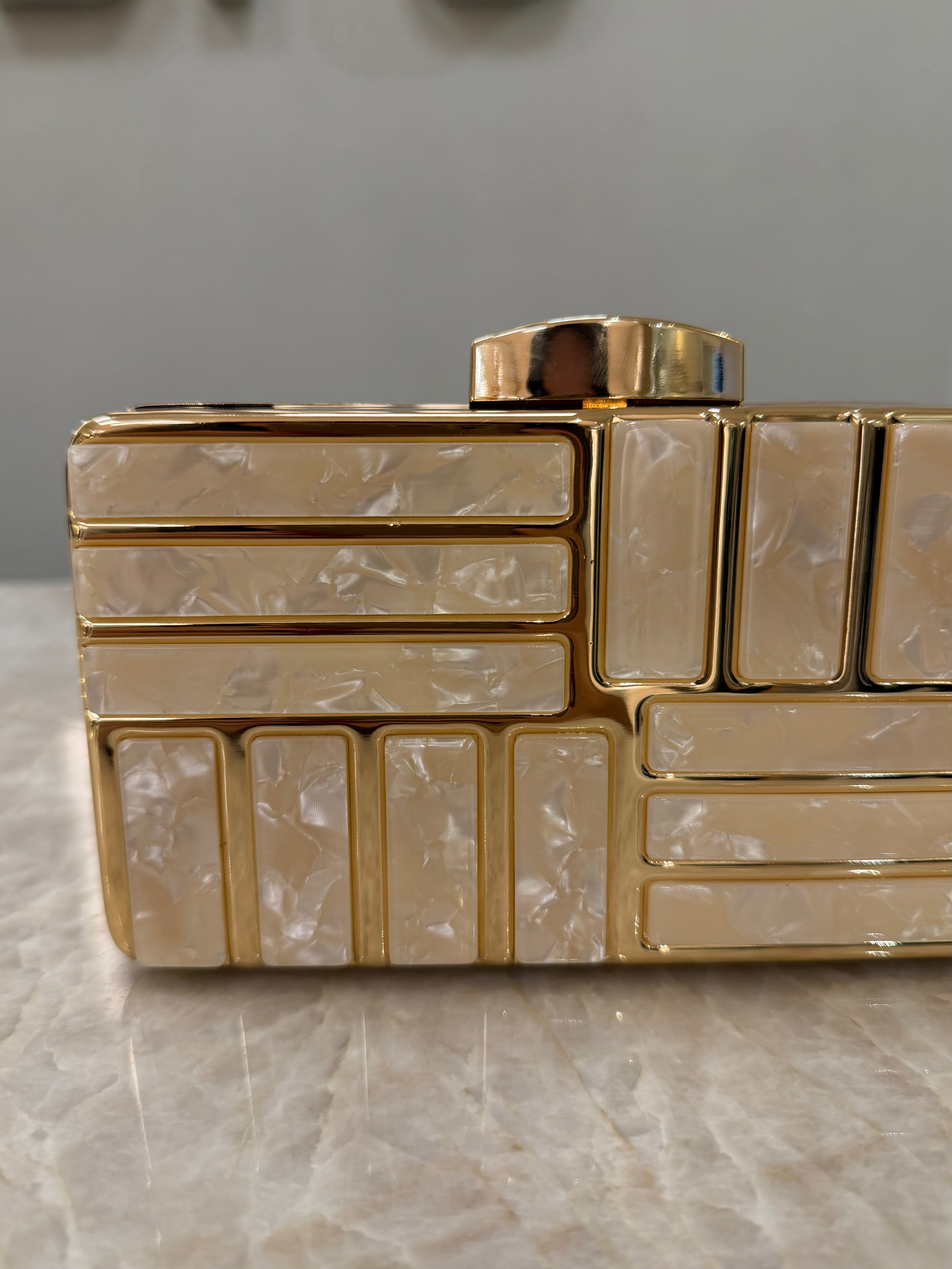 CLUTCH METAL DOURADA COM ACRÍLICO PEROLADO