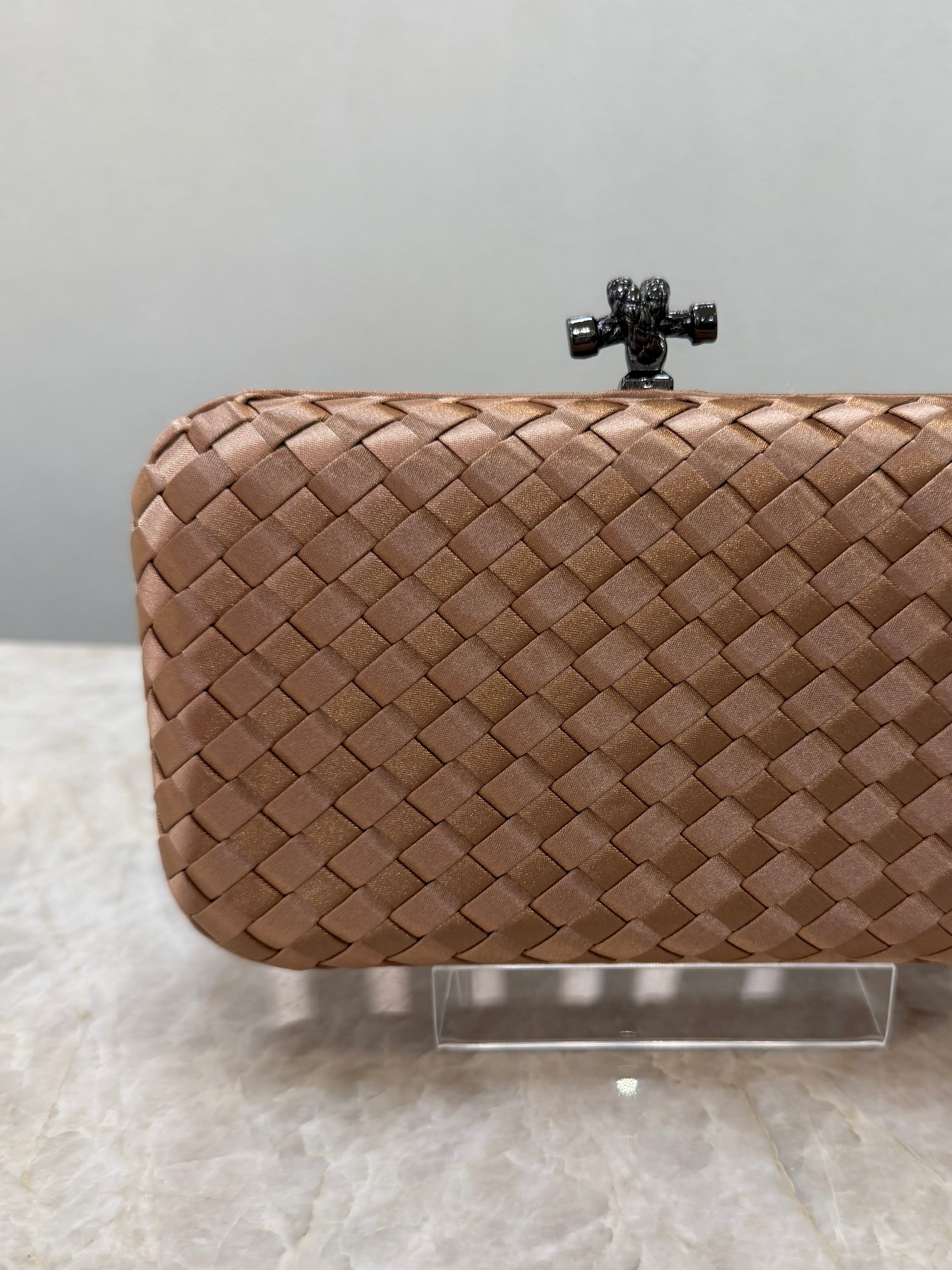 CLUTCH TRANÇADA CETIM NUDE