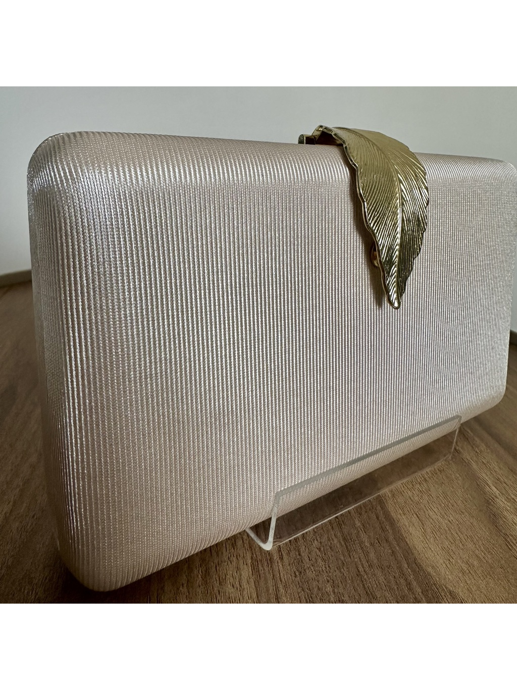 CLUTCH CHAMPAGNE DETALHE DE FOLHA EM METAL DOURADO