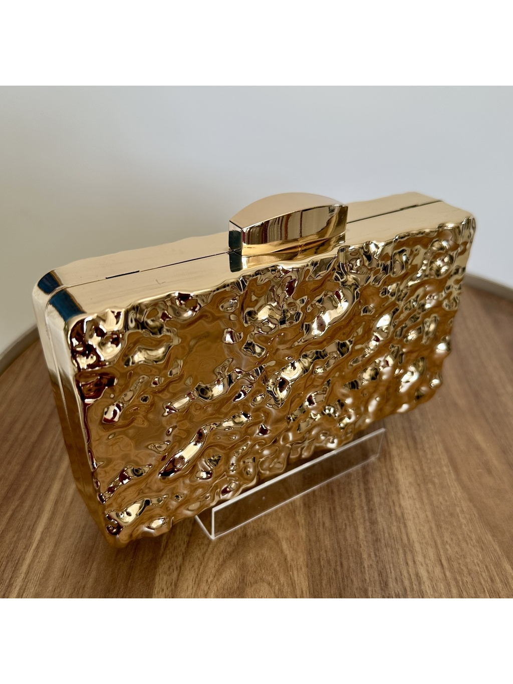 CLUTCH METAL MARTELADO DOURADA