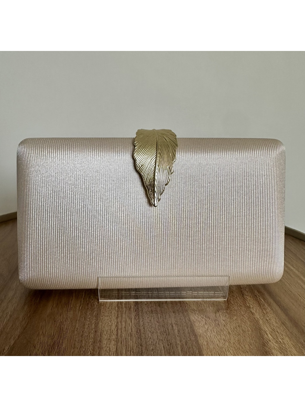 CLUTCH CHAMPAGNE DETALHE DE FOLHA EM METAL DOURADO