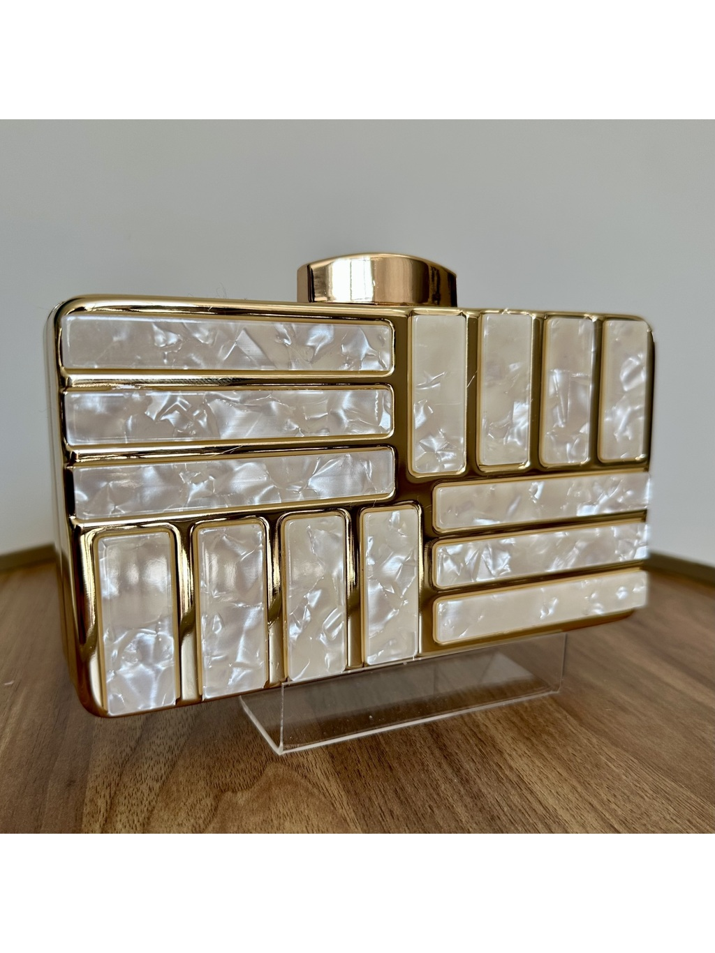 CLUTCH METAL DOURADA COM ACRÍLICO PEROLADO