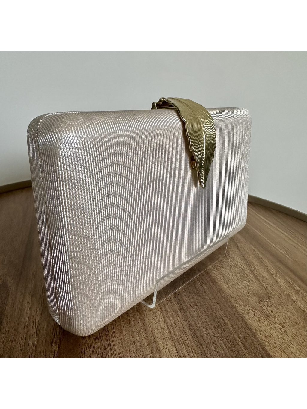 CLUTCH CHAMPAGNE DETALHE DE FOLHA EM METAL DOURADO