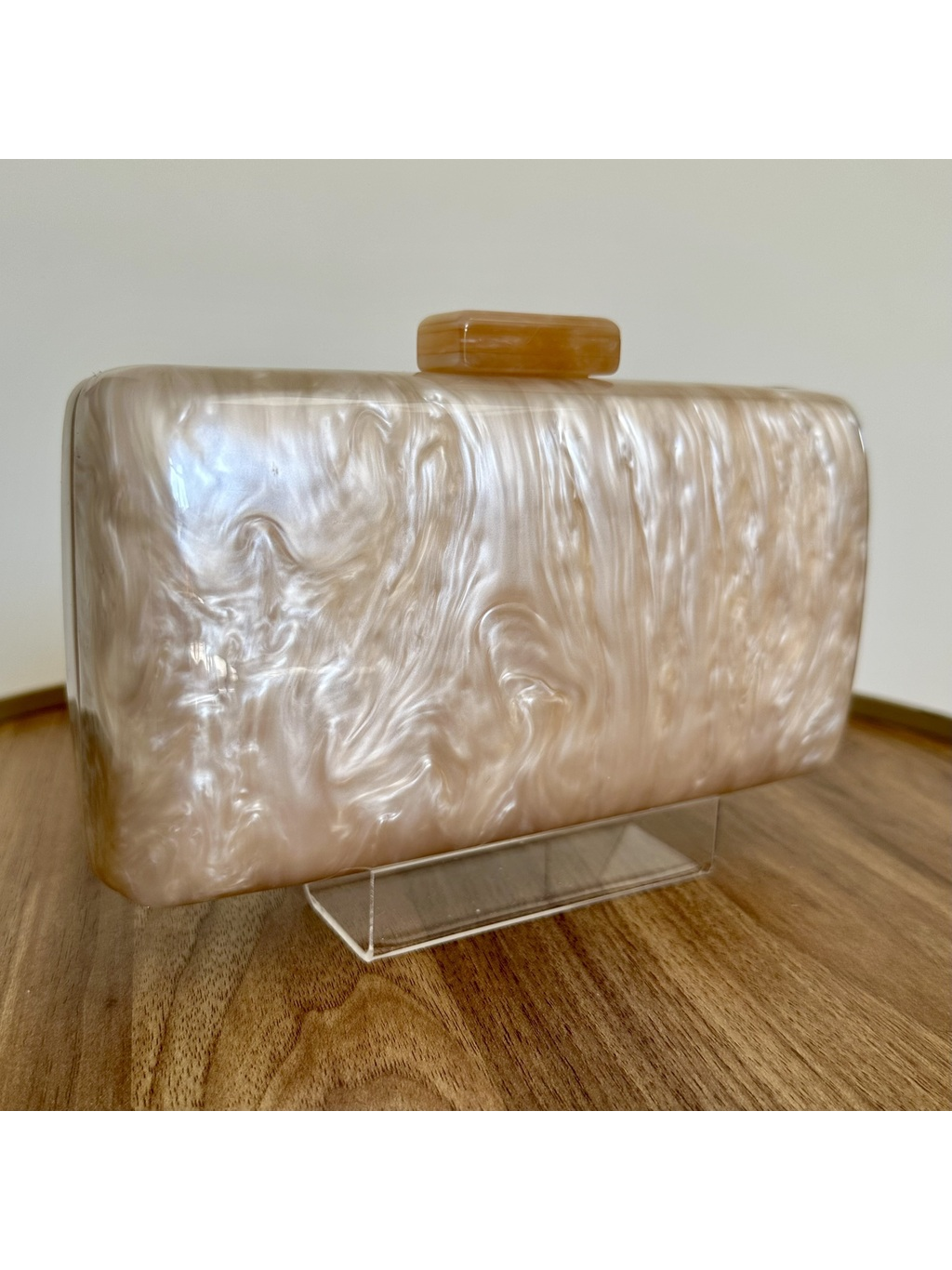 CLUTCH EM ACRÍLICO PEROLADO