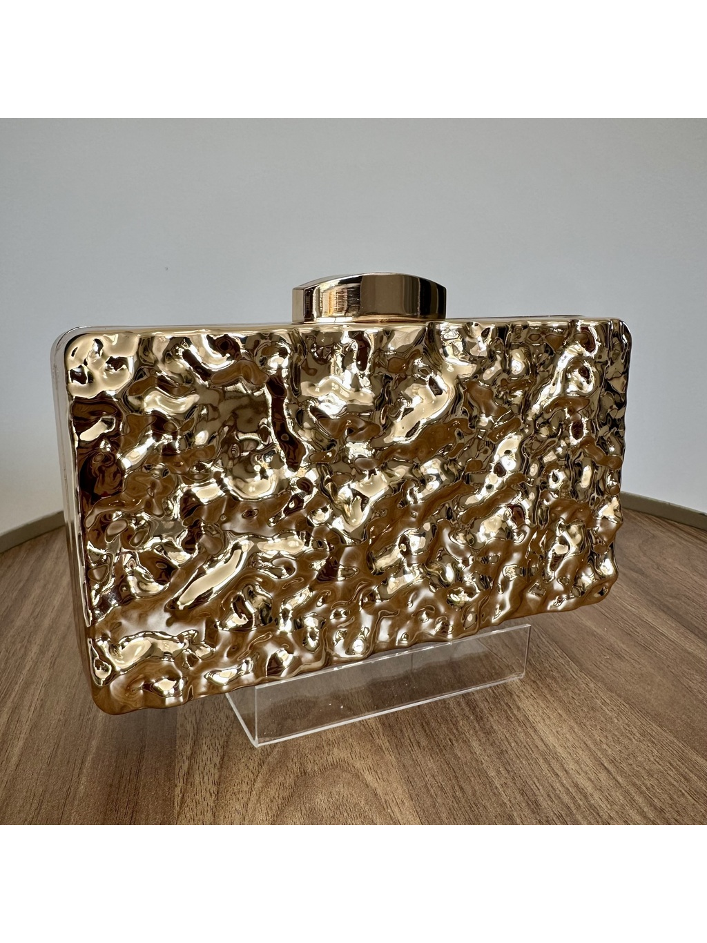 CLUTCH METAL MARTELADO DOURADA